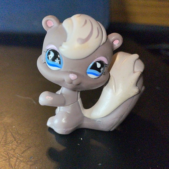 Littlest Pet Shop LPS #484 Gray Squirrel Skunk, blue raindrop eyes 2007 - Picture 2 of 8